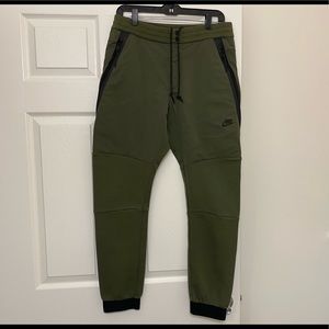 Nike heavy duty joggers green medium
